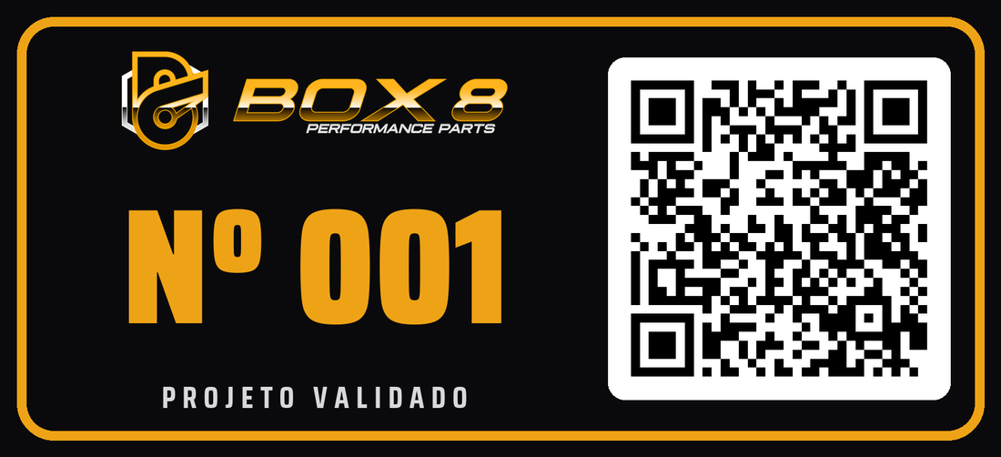 Adesivo do Selo Box 8 nº 001 — numerado, com QR que leva à ficha do projeto na galeria